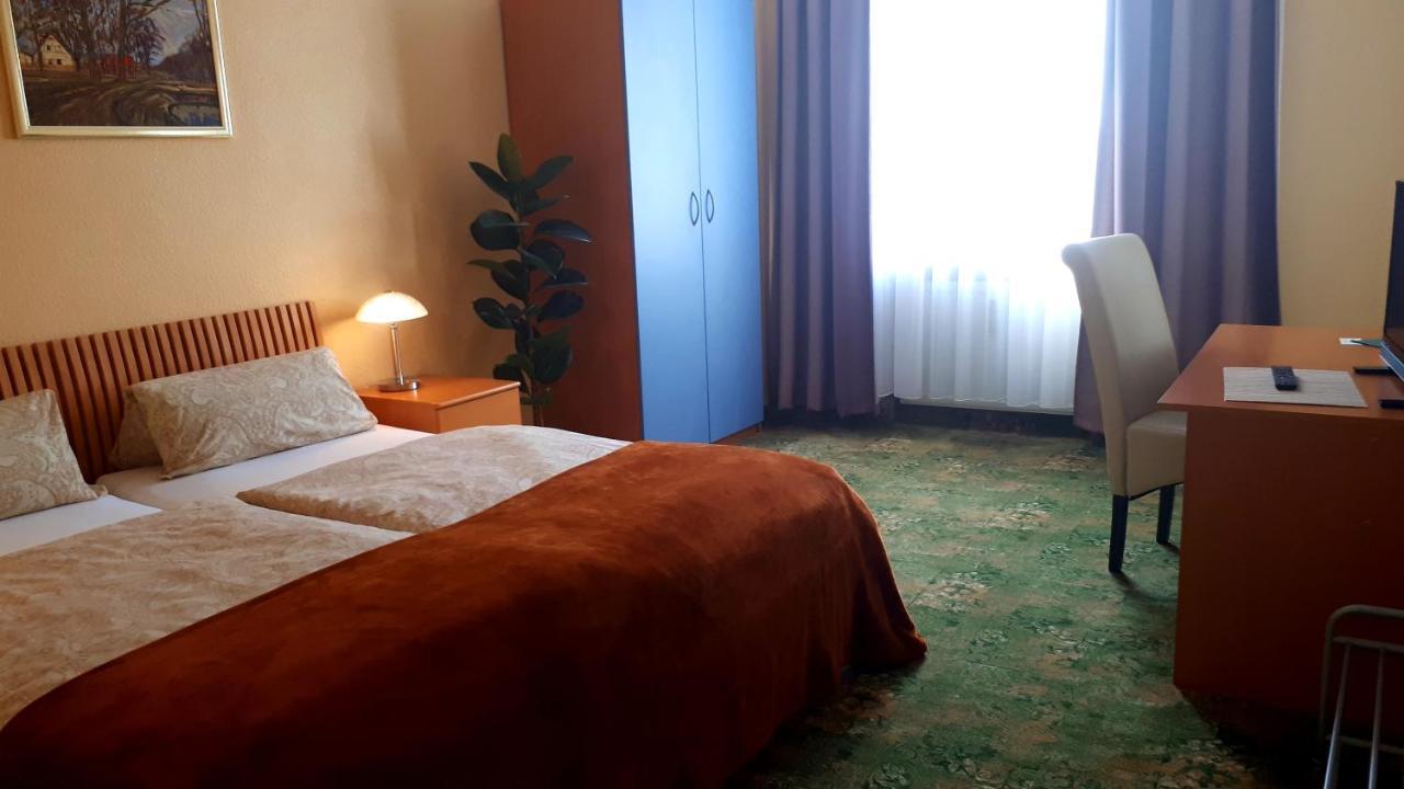 Hotel Krone Lindow Esterno foto